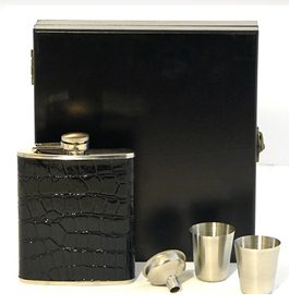 X58120 Hip Flask Snake Pattern Set 7oz in Black Box....